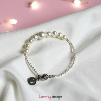 Small pearl bracelet with 1 silver L-shaped charm 